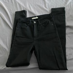Black Levi’s skinny jeans